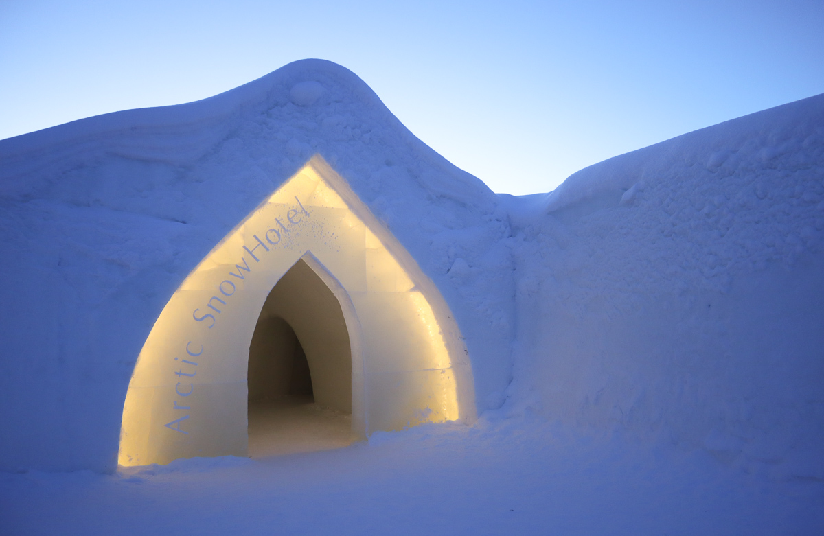 Jäätävän hieno elämys: yö Arctic SnowHotel -lumihotellissa